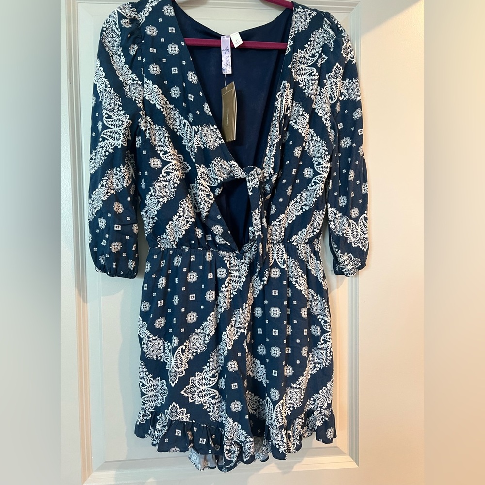 Large romper never worn ties in front